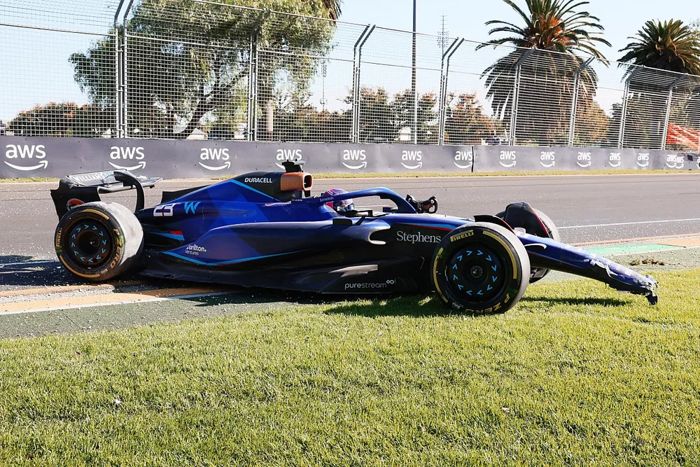 Alex Albon, Williams FW45, esce dalla sua auto dopo l' incidente