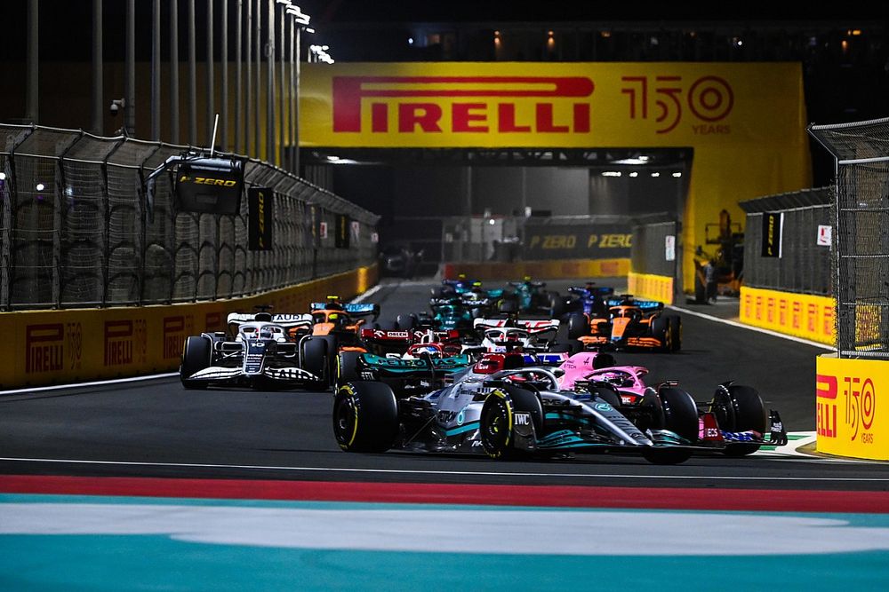 George Russell, Mercedes W13, Fernando Alonso, Alpine A522, Pierre Gasly, AlphaTauri AT03, en la resalida