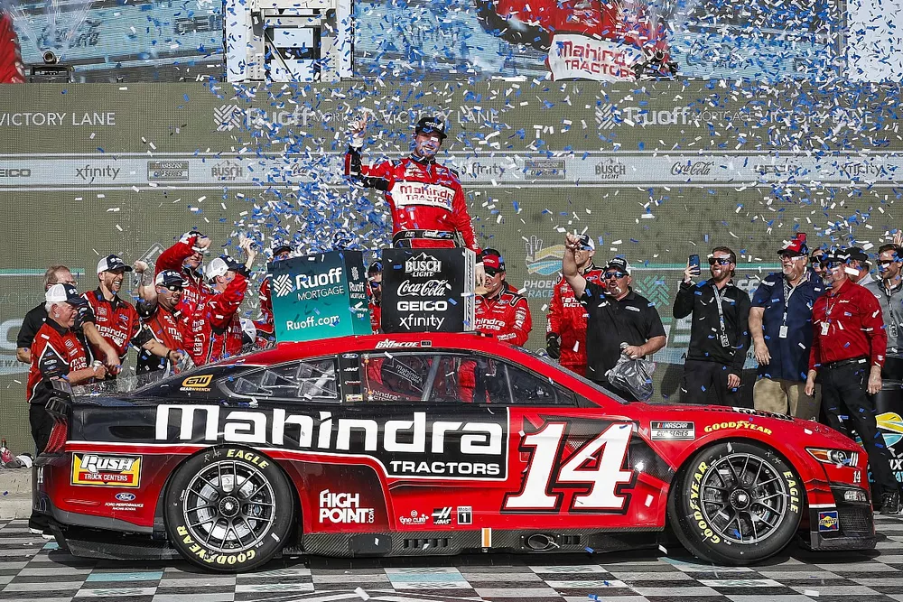 El ganador, Chase Briscoe, Stewart Haas Racing, Mahindra Tractors Ford Mustang en el círculo de la victoria.