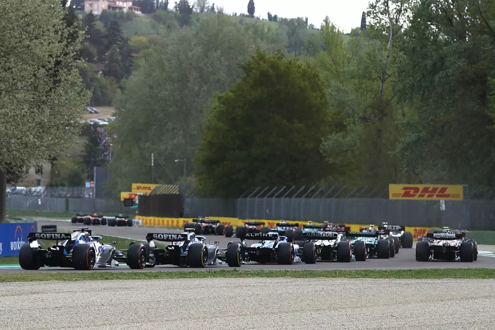 Nicholas Latifi, Williams FW44, Alex Albon, Williams FW44, persiguen al grupo en la salida
