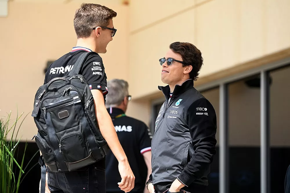 George Russell, Mercedes-AMG, Nyck de Vries (NLD), Mercedes Benz EQ, EQ Silver Arrow 02 en el paddock