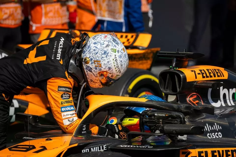 Lando Norris, McLaren F1 Team, 2&egrave;me position, f&eacute;licite Oscar Piastri, McLaren F1 Team, 1&egrave;re position, &agrave; l'arriv&eacute;e au Parc Ferme.
