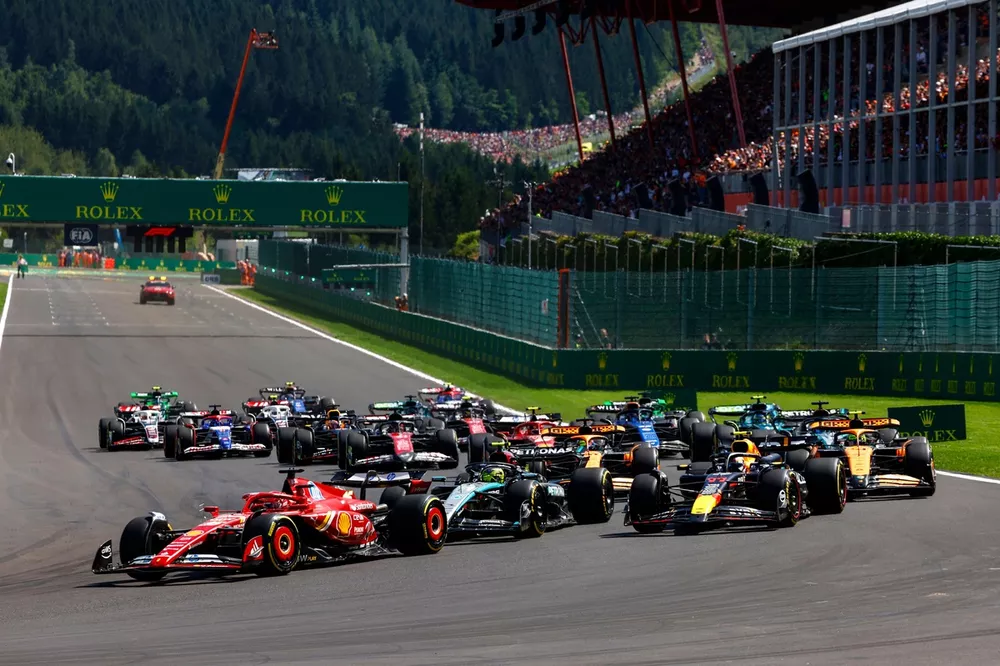 Charles Leclerc, Ferrari SF-24, devant Sir Lewis Hamilton, Mercedes F1 W15, Sergio Perez, Red Bull Racing RB20, Lando Norris, McLaren MCL38, Oscar Piastri, McLaren MCL38, et le reste du peloton au d&eacute;part