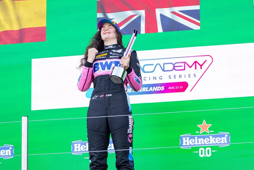 Abbi Pulling, Rodin Motorsport, ganadora, celebra en el podio