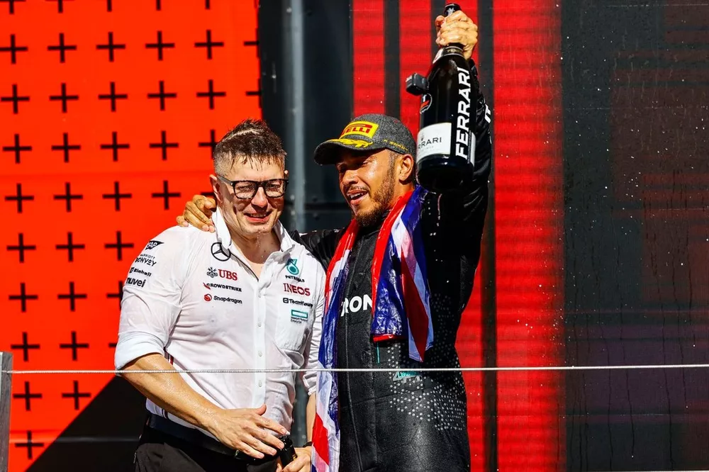 Podio: Peter Bonnington, Ingeniero de Carrera Senior, ganador Lewis Hamilton, Mercedes-AMG F1 Team