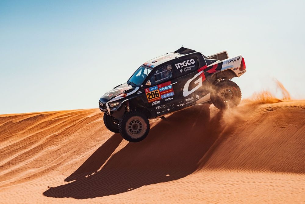 #206 Toyota Gazoo Racing Toyota: Giniel De Villiers, Dirk Von Zitzewitz