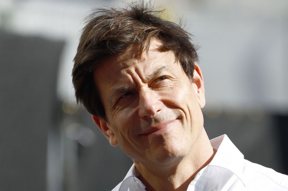 "Eles j&aacute; viram tudo isso antes": Toto Wolff acha que as corridas simuladas fazem sentido