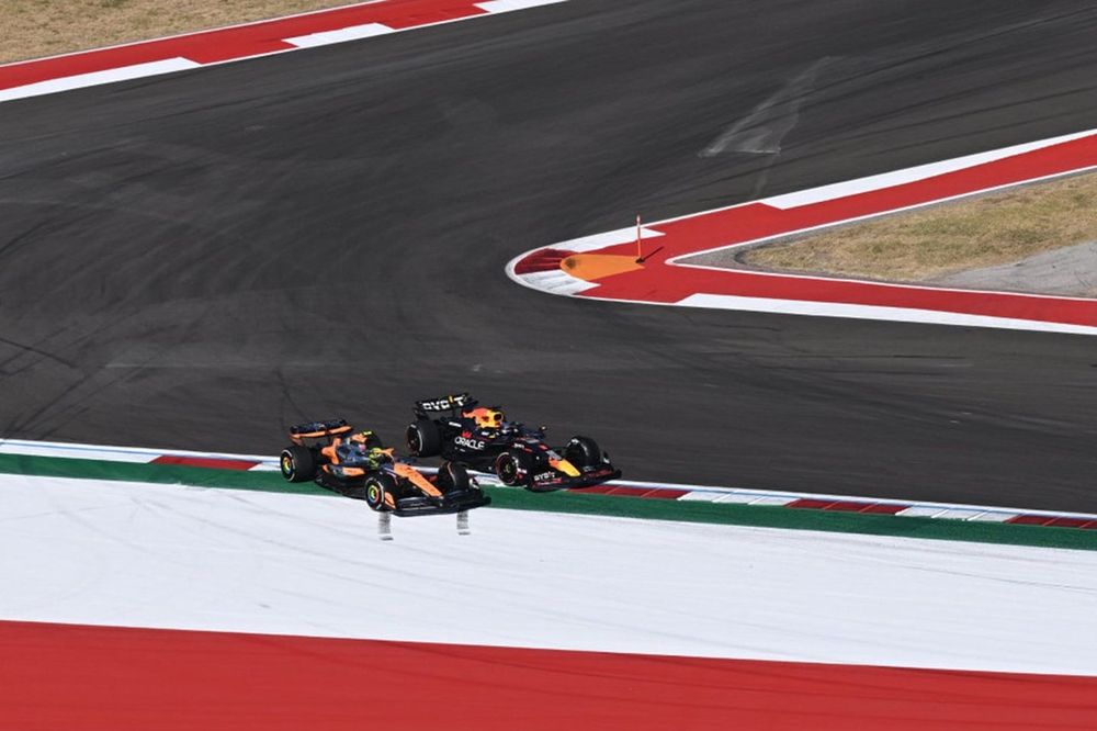 Lando Norris, McLaren MCL38, Max Verstappen, Red Bull Racing RB20 