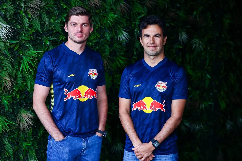 Red Bull Bragantino y Red Bull Racing con la nueva playera con Max Verstappen y Sergio P&eacute;rez