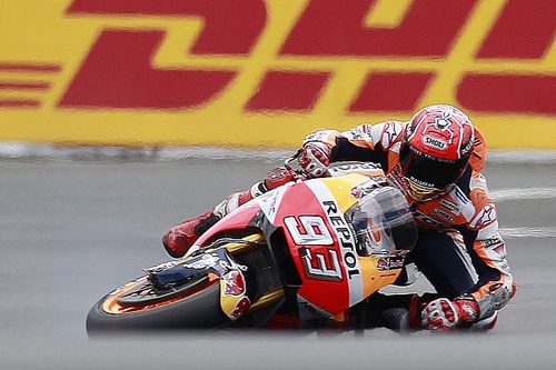 Schwantz: "Márquez tiene que reducir riesgos o un día se lesionará"