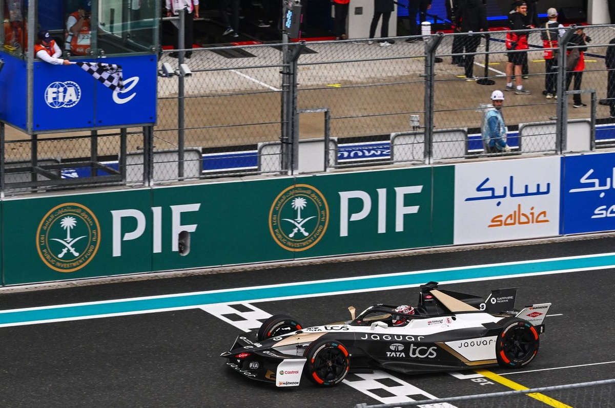 FE | Evans riaccende la Jaguar: a Miami trionfa sul bagnato battendo il duo Porsche