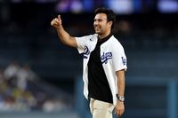 キャデラックF1のセルジオ・ペレス、MLBドジャース戦始球式でナイスピッチ。もしメジャーリーガーになるなら「オオタニみたいになりたい」