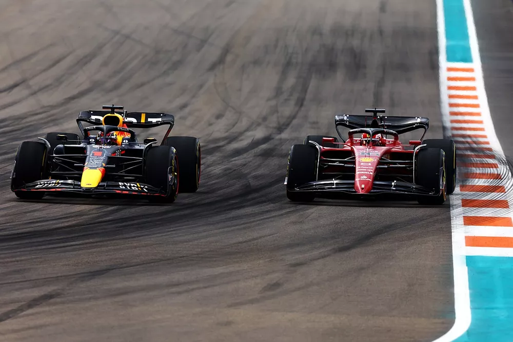 Max Verstappen, Red Bull Racing RB18 overtakes Charles Leclerc, Ferrari F1-75
