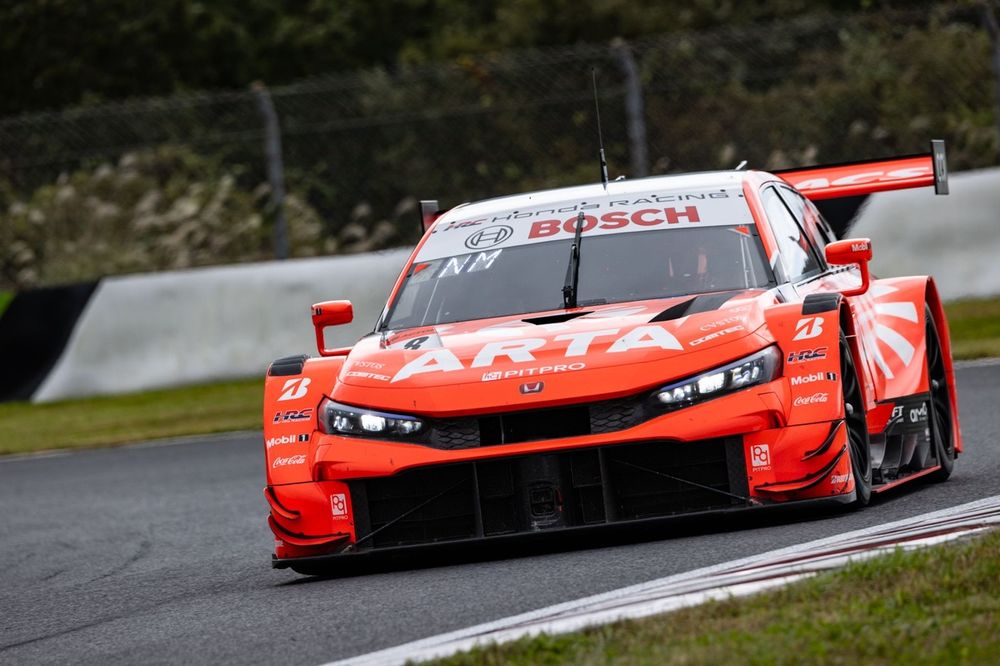 痛恨の無線トラブルでクローズ中のピットレーンへ……60秒ストップ