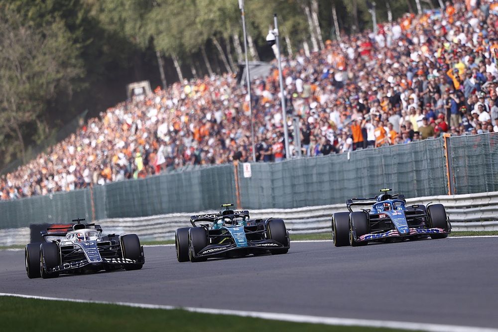 Esteban Ocon, Alpine A522, Sebastian Vettel, Aston Martin AMR22, Pierre Gasly, AlphaTauri AT03