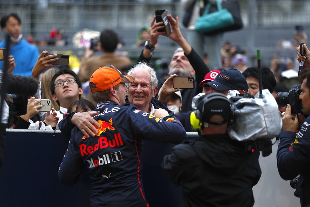 Ganador y campe&oacute;n del mundo Max Verstappen, Red Bull Racing con Sergio P&eacute;rez, Red Bull Racing, 2&ordf; posici&oacute;n, celebran con Helmut Marko, Consultor, Red Bull Racing, en el Parc Ferme
