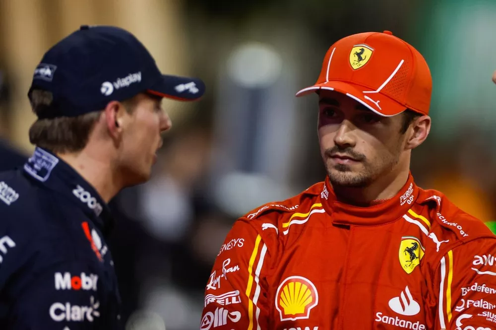 Le poleman Max Verstappen, Red Bull Racing, Charles Leclerc, Scuderia Ferrari, George Russell, Mercedes-AMG F1 Team