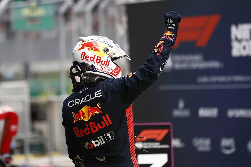Max Verstappen, Red Bull Racing RB19, festeggia al Parc Ferme dopo aver ottenuto la pole position