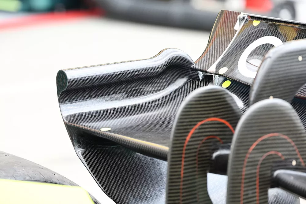 Dettaglio dell'ala posteriore dell'Aston Martin AMR22