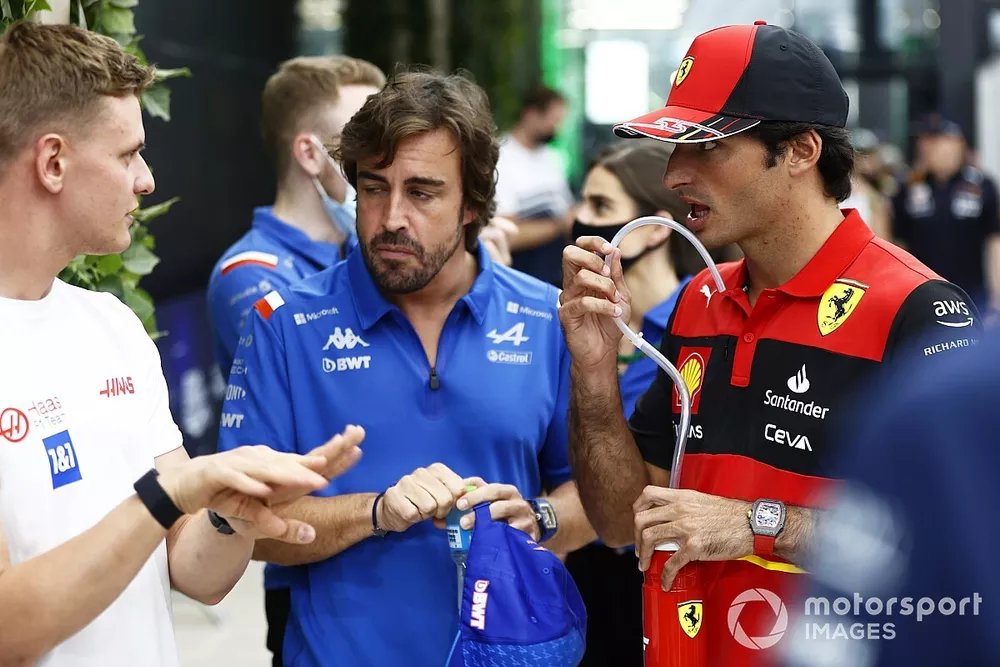 Mick Schumacher, Haas F1 Team, chats with Fernando Alonso, Alpine F1 Team, Carlos Sainz Jr., Ferrari 