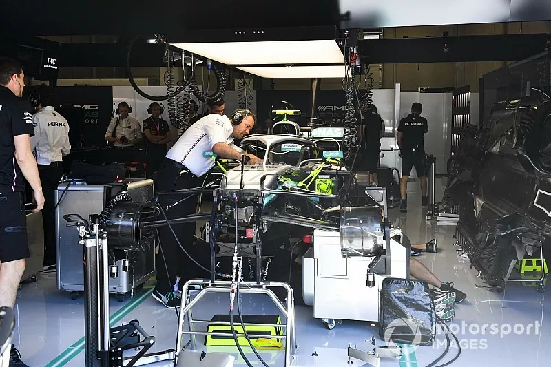 Mechanics change the power unit in the car of Valtteri Bottas, Mercedes AMG W10