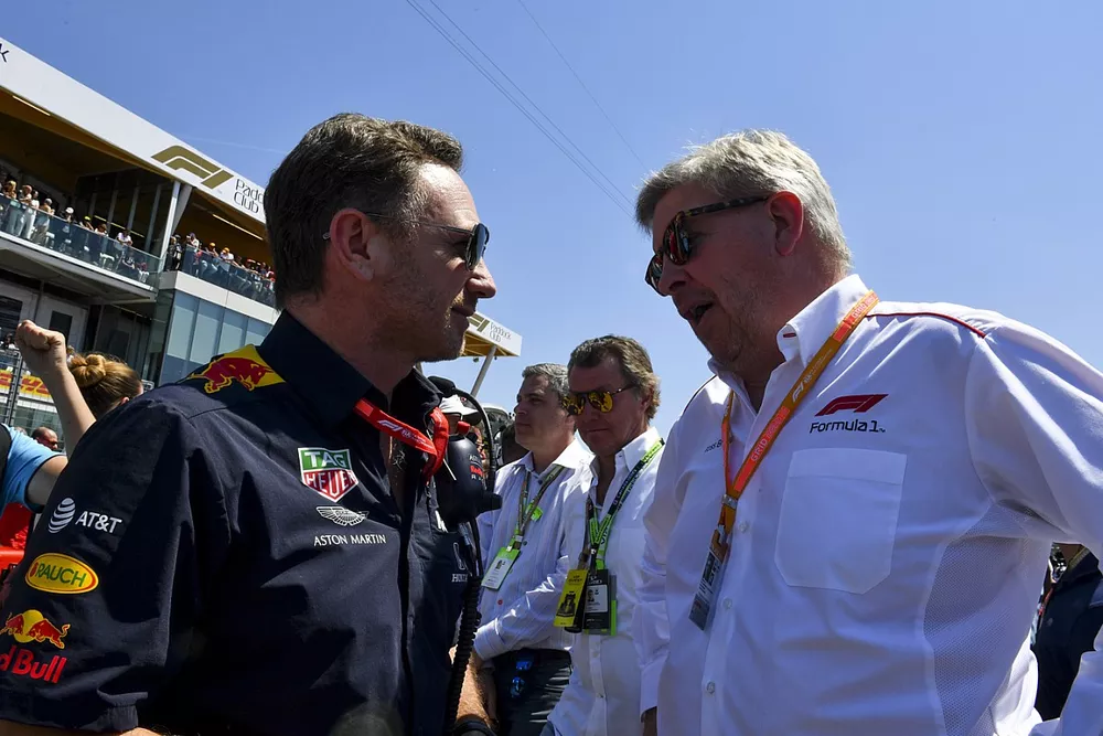 Christian Horner, director de Red Bull Racing y Ross Brawn, director general de Motorsports, FOM en la parrilla