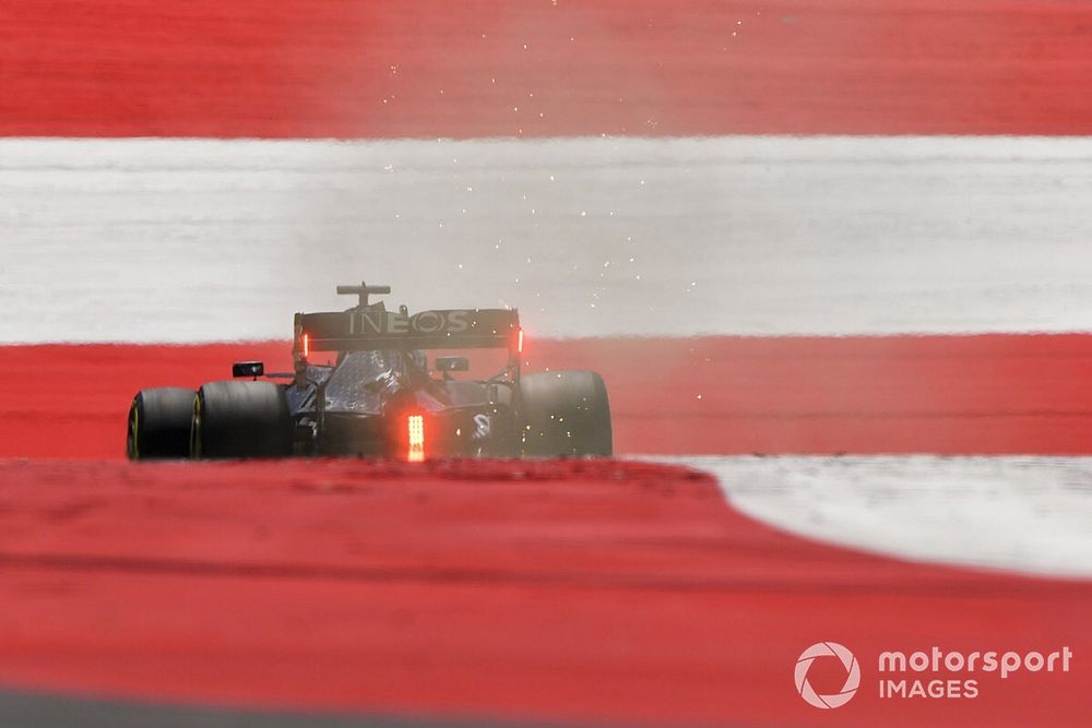 Chispas y humo en la estela de Lewis Hamilton, Mercedes F1 W11 EQ Performance