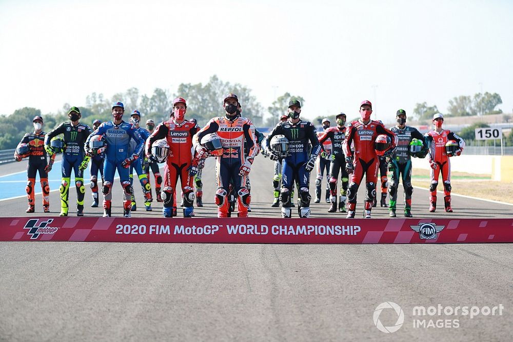 Foto de familia de los pilotos de MotoGP 2020