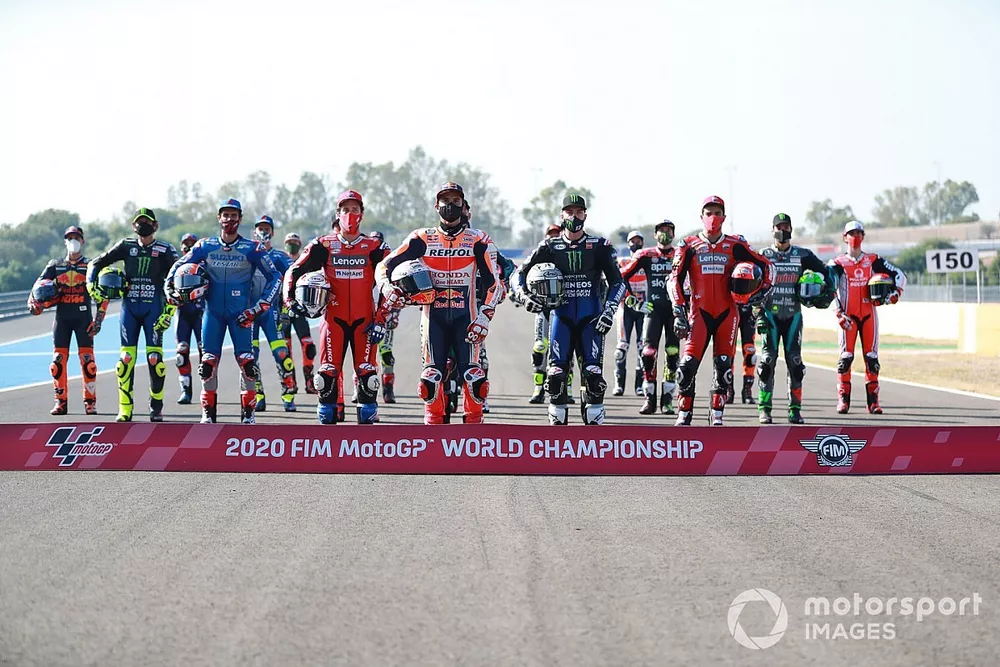 Foto de familia de los pilotos de MotoGP 2020