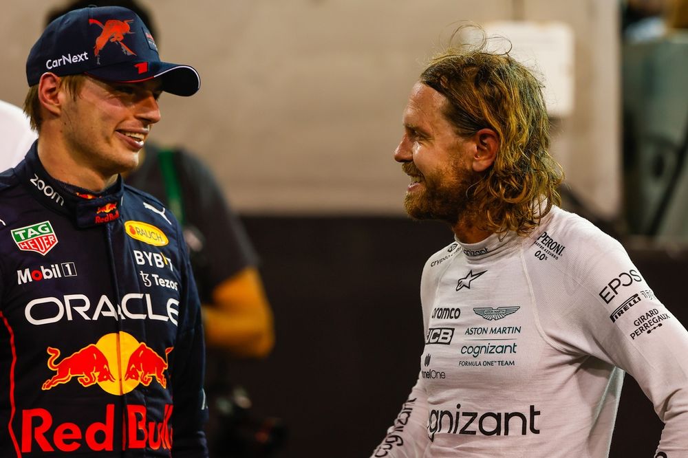 Max Verstappen, Red Bull Racing, 1&ordf; posici&oacute;n, y Sebastian Vettel, Aston Martin, conversan al final de la carrera.