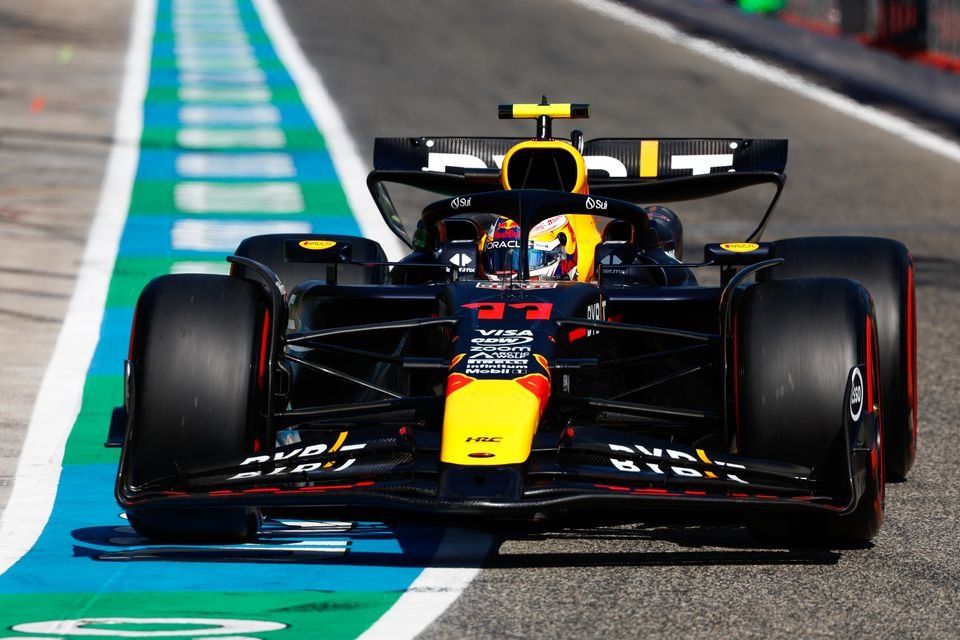 Sergio P&eacute;rez, Red Bull Racing RB20, en boxes