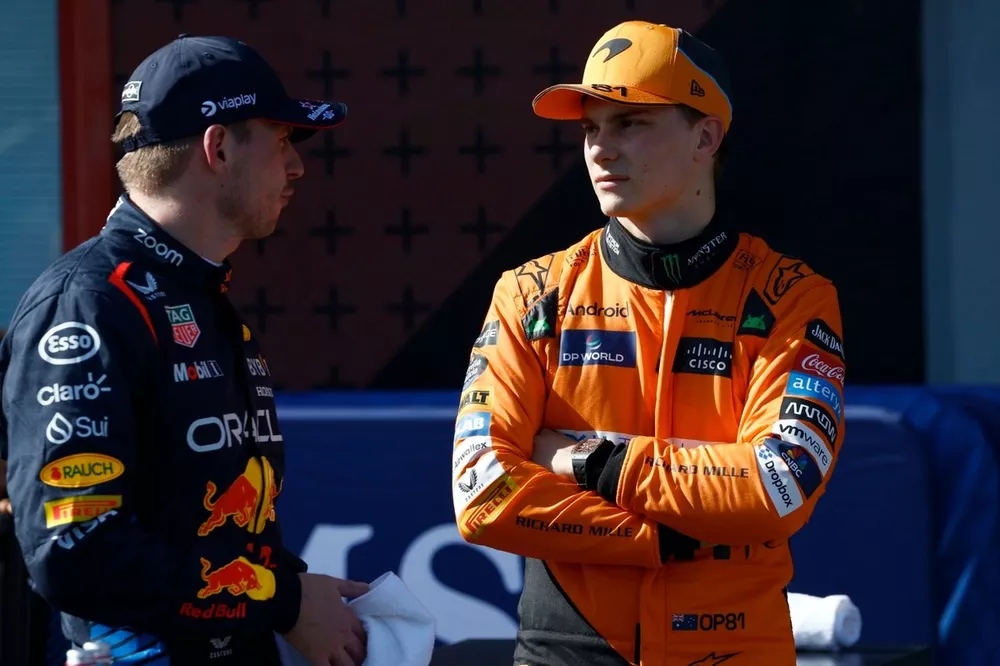 Ganador de la pole, Max Verstappen, Red Bull Racing, Oscar Piastri, McLaren F1 Team, en el Parc Ferme tras la clasificaci&oacute;n.