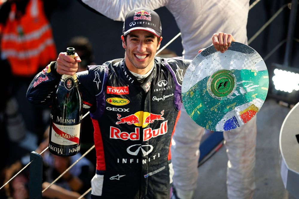 Daniel Ricciardo, Red Bull Racing, seconda posizione, sul podio con il trofeo e lo champagne