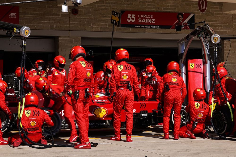 Carlos Sainz Jr., Ferrari SF21, in the pits