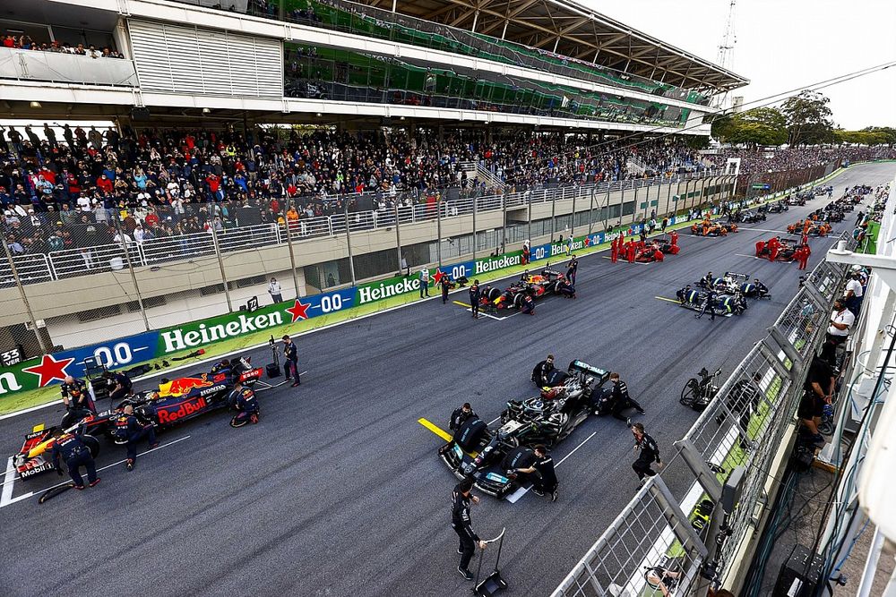 Los mec&aacute;nicos realizan los &uacute;ltimos preparativos en la parrilla antes de la salida