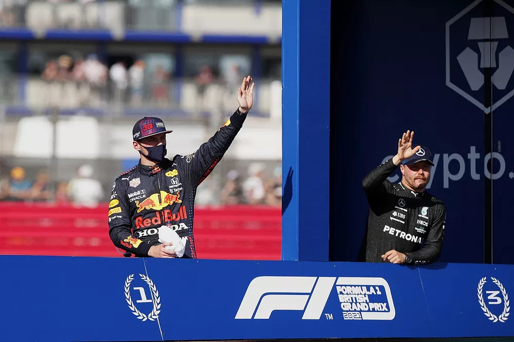 Primer lugar de la carrera Sprint Max Verstappen, Red Bull Racing y el tercer lugar Valtteri Bottas, Mercedes