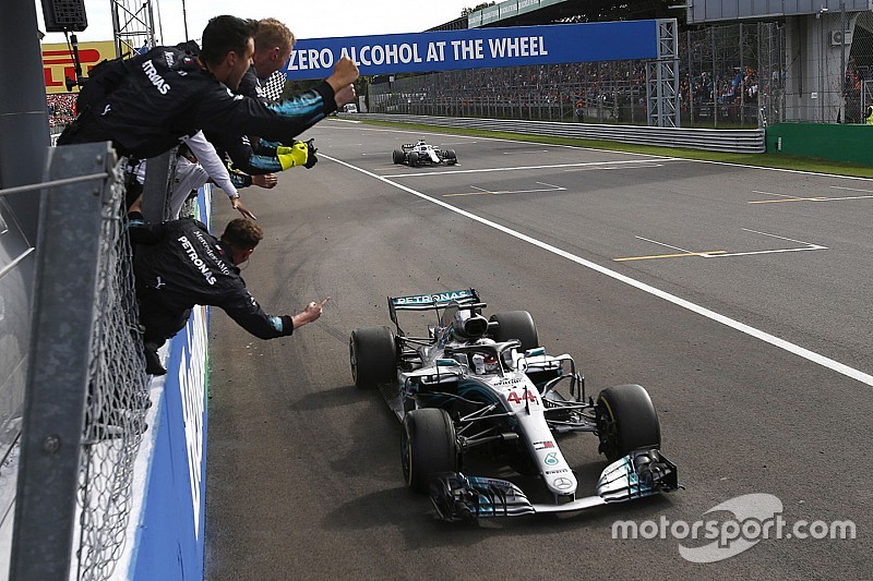 Hamilton verslaat Raikkonen voor zege in Italië, Verstappen vijfde na tijdstraf