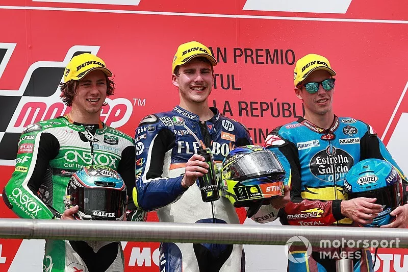 Le second, Remy Gardner, SAG Racing Team, le vainqueur, Lorenzo Baldassarri, Pons HP40, et le troisième, Alex Marquez, Marc VDS Racing, sur le podium