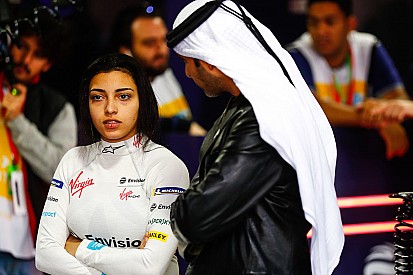 In beeld: Vrouwen in FE-wagens bij historische test in Saudi-Arabië