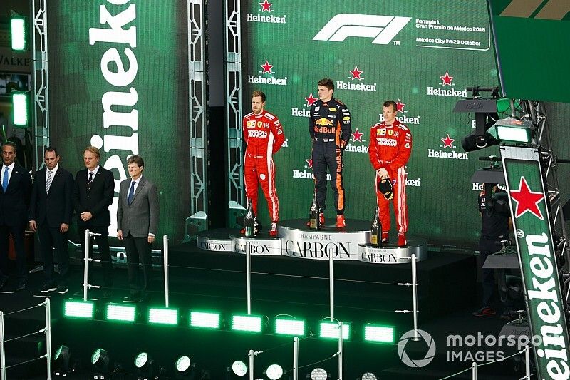 Podio: segundo lugar Sebastian Vettel, Ferrari, ganador de la carrera Max Verstappen, Red Bull Racing, y tercer lugar Kimi Raikkonen, Ferrari