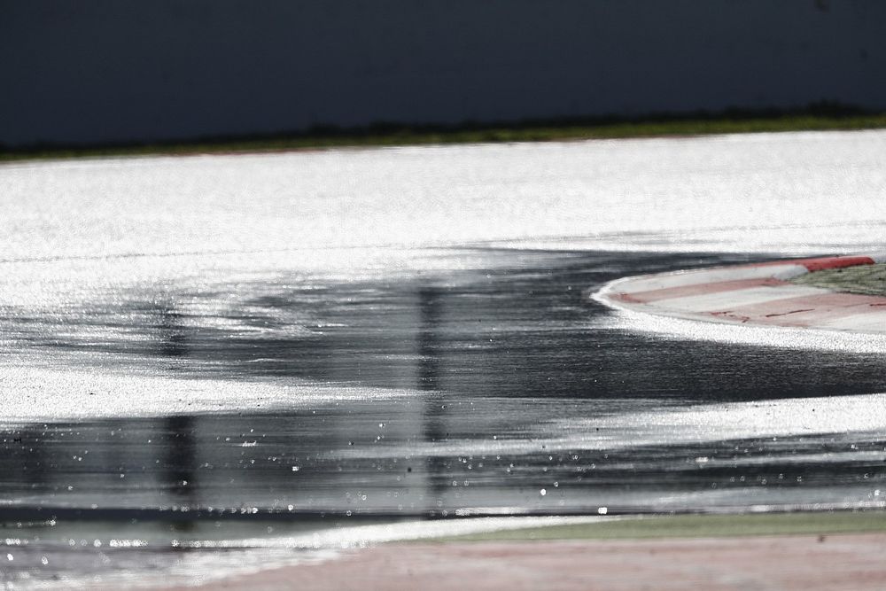 El circuito empapado después de ser rociados por camiones cisterna durante el almuerzo