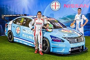 Nissan decora auto con colores de equipo de futbol  