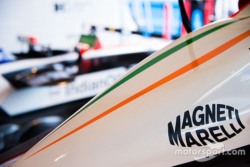 Coche Mahindra Racing con el logo de Magneti Marelli