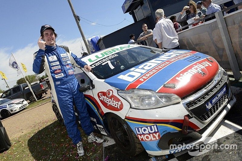 Ganador de la carrera Rodrigo Armendía, Peugeot Petrobras