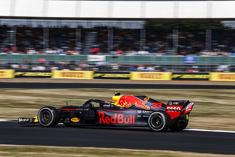 Verstappen, Ricciardo'yu yarım saniye farkla geçtiği için mutlu