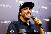 Alonso admite inter&eacute;s en hacer un test en NASCAR
