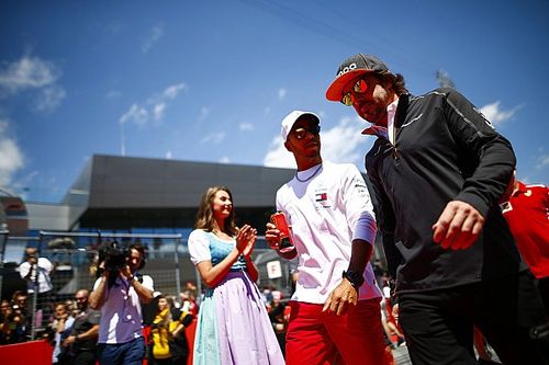 Em entrevista com brasileiros, Alonso responde se é melhor que Hamilton
