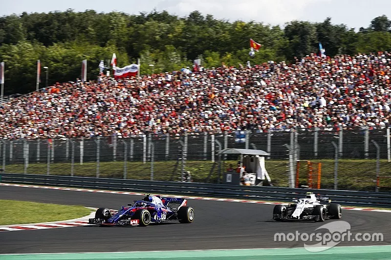 Pierre Gasly, Toro Rosso STR13, leads Sergey Sirotkin, Williams FW41