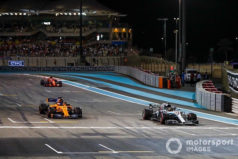 Lewis Hamilton, Mercedes AMG F1 W09 EQ Power +, Fernando Alonso, McLaren MCL33 y Sebastian Vettel, Ferrari SF71H, llegan a la parrilla despu&eacute;s de completar una vuelta de celebraci&oacute;n