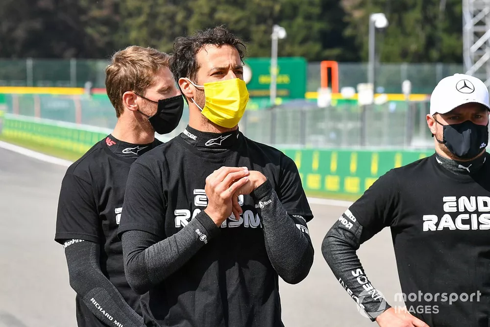 Romain Grosjean, Haas F1, Daniel Ricciardo, Renault F1, y Valtteri Bottas, Mercedes-AMG F1, apoyan la campa&ntilde;a "End Racism"